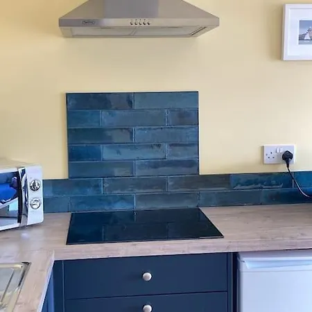 Beautiful One Bed With Stunning Sea View *