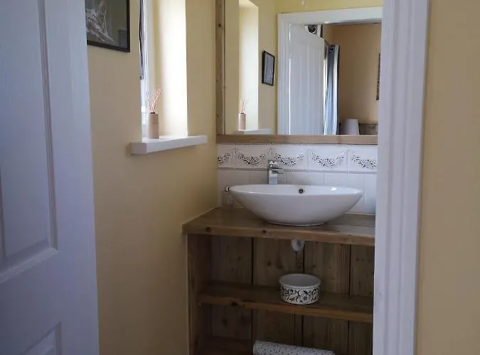 Апартаменты Beautiful One Bed With Stunning Sea View *